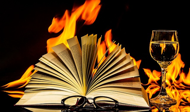 plameny za knihou